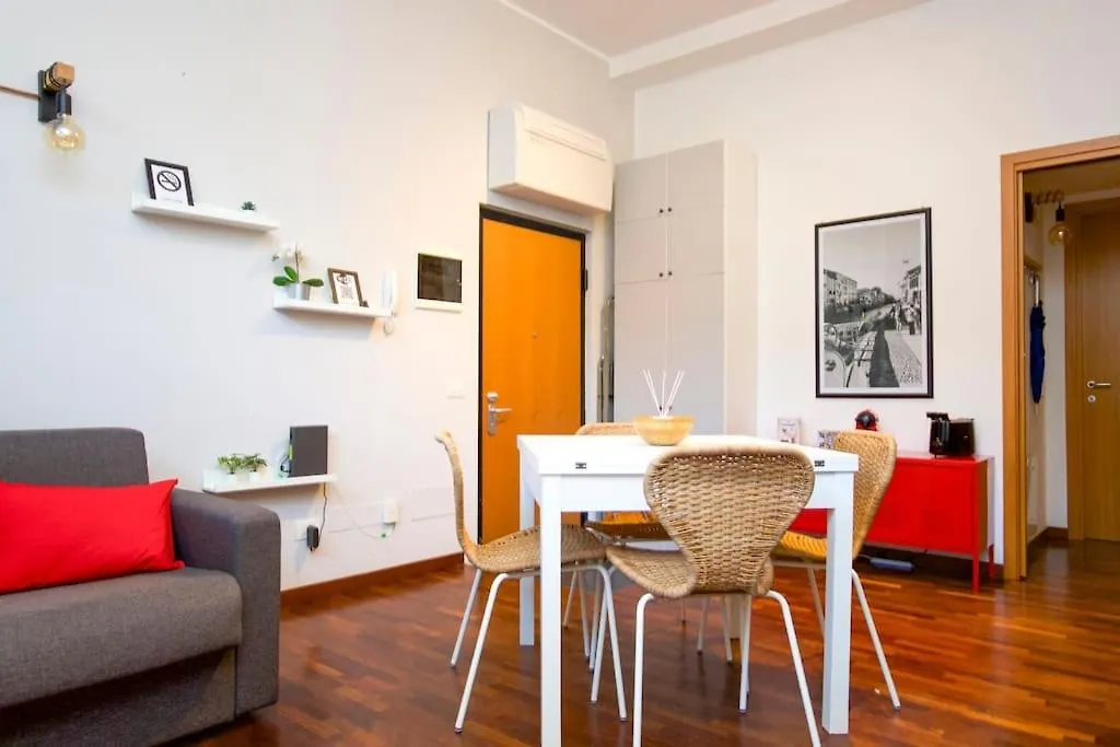 Naviglio Grande Milano - Duomo In 15 Minuti Apartment 0*, Milan